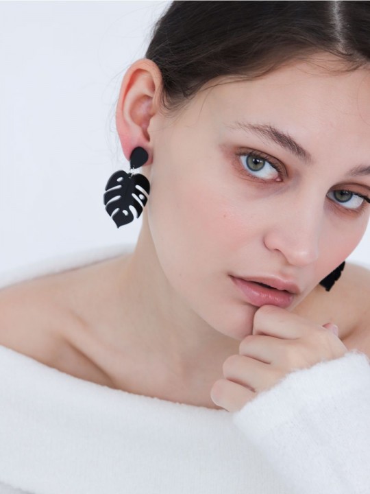 Серьги Minimalism Монстеры уменьшенные